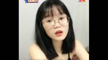 Pretty girl wearing glasses live stream on Uplive